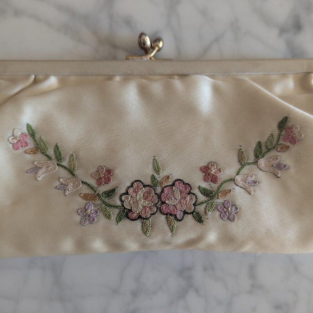 Dainty Vintage Embroidered Satin Clutch with accessories - Picture 3 of 16